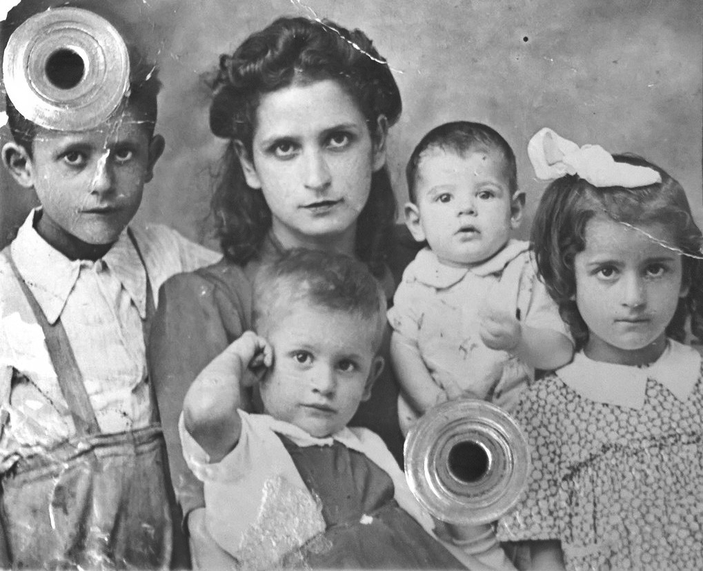 Photographie de passeport d'une femme rejoignant son mari en France avec ses enfants